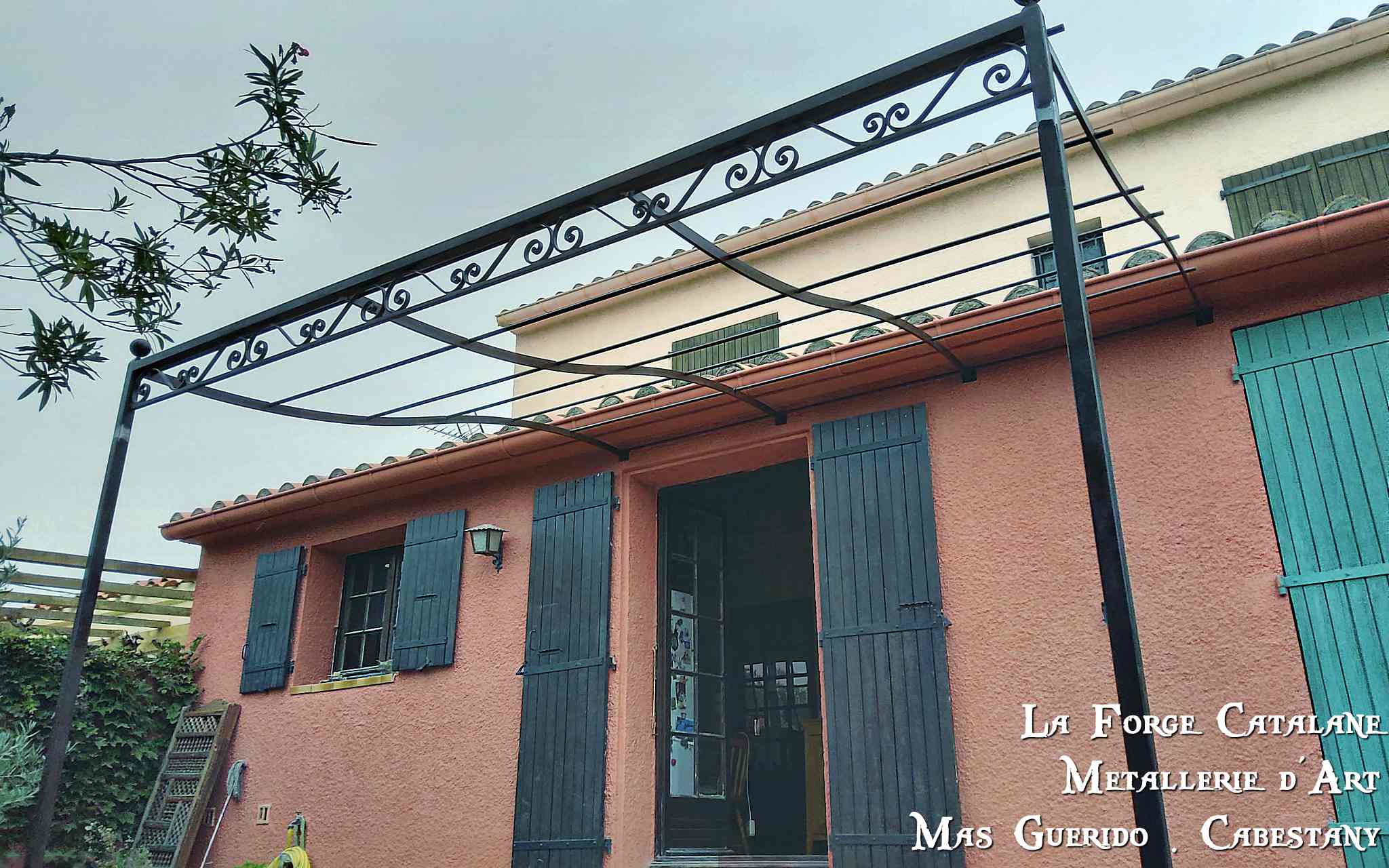 pergola demi chapeau de gendarme avec frise volutes forge catalane.jpg